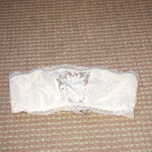 This is a VS strapless lace bra! No padding.